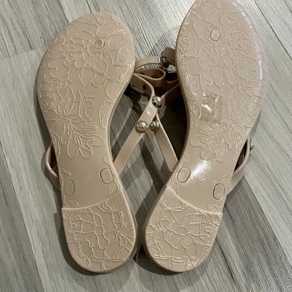 Nude Pearl-Embellished Bow Flip Flop Sandals - Women - Picture 3 of 3